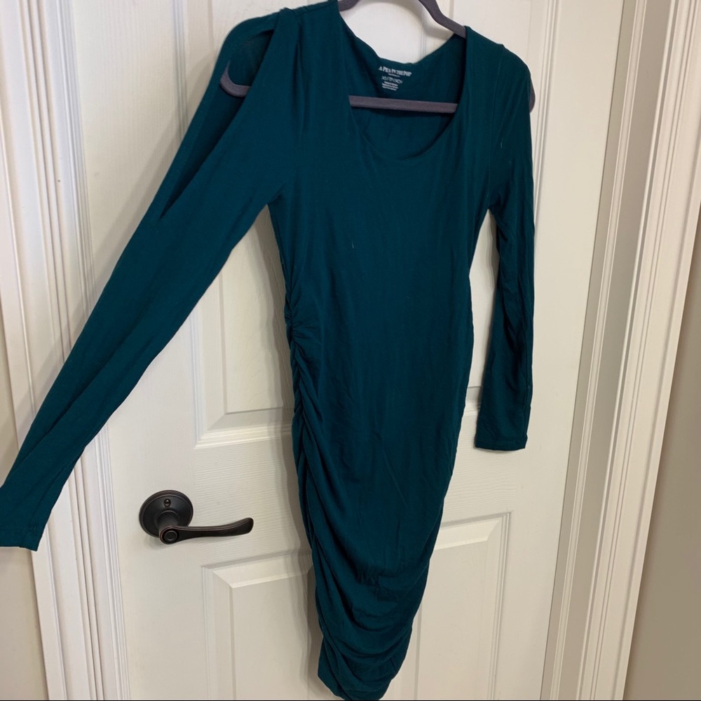 🤰🏽 Green cold shoulder soft maternity dress